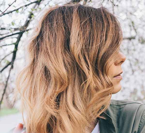 600x800_woman-with-light-brown-wavy-bob موهای رنگ شده